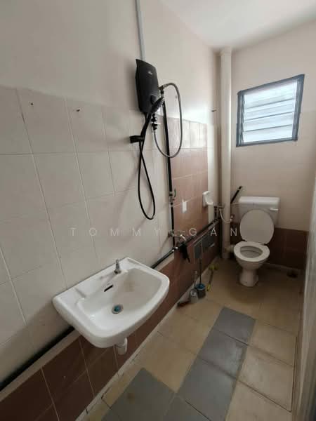 Rumah Teres untuk Disewa di Bandar Cassia (Batu Kawan) - Tommy Gan - Bathroom - PropertyGuru.com.my