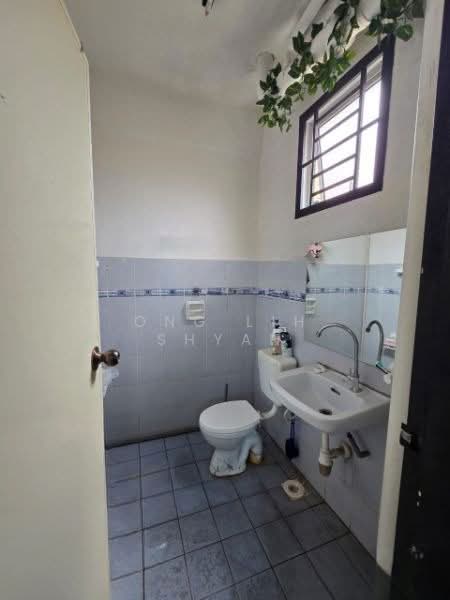 Pangsapuri untuk Dijual di Villa Bestari Apartment - Ong Lih Shyan - Bathroom - PropertyGuru.com.my