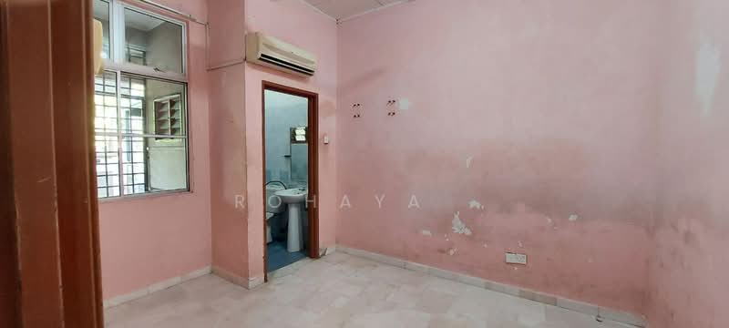 Rumah Teres 1 Tingkat untuk Dijual di Bukit Raja (Selangor) - Rohaya . - Master bedroom - PropertyGuru.com.my