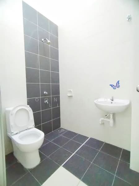2-storey Terraced House for Sale in Bandar Dato Onn (Tebrau) - Loong Hing Liong - Bathroom - PropertyGuru.com.my