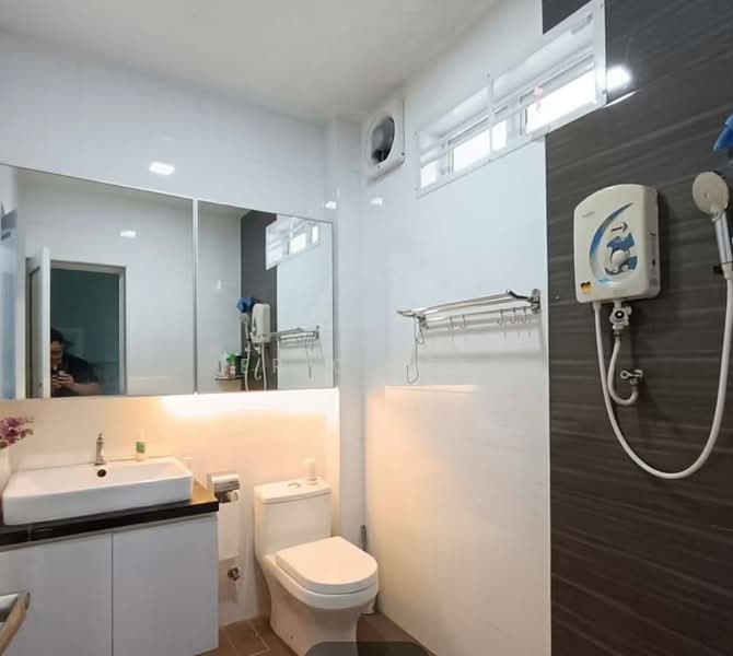 2-storey Terraced House for Sale in Taman Pelangi Indah (Ulu Tiram) - Eric Tee - Bathroom - PropertyGuru.com.my