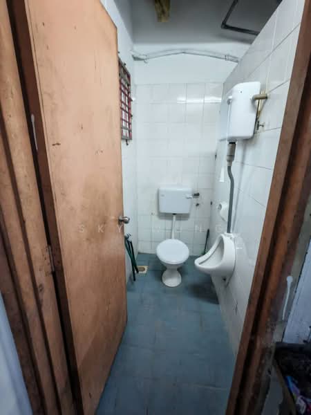 Shop for Rent in Pusat Perdagangan Seri Kembangan (Seri Kembangan) - Sky Wong - Bathroom - PropertyGuru.com.my
