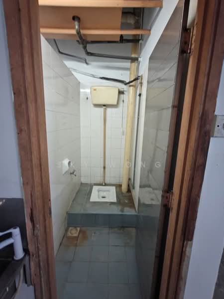 Shop for Rent in Pusat Perdagangan Seri Kembangan (Seri Kembangan) - Sky Wong - Bathroom - PropertyGuru.com.my