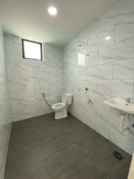 Semi-Detached House for Sale in Taman Majidee (Johor Bahru) - Eva Siow - Bathroom - PropertyGuru.com.my