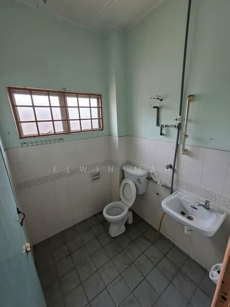 2-storey Terraced House for Sale in Bukit Beruntung (Serendah) - Elwin Mah - Bathroom - PropertyGuru.com.my