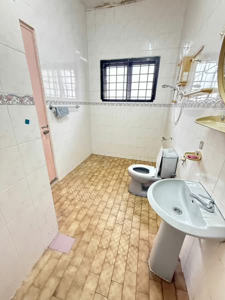 Rumah Teres 2 Tingkat untuk Dijual di Taman Pelangi (Johor Bahru) - Calvin Wong - Bathroom - PropertyGuru.com.my