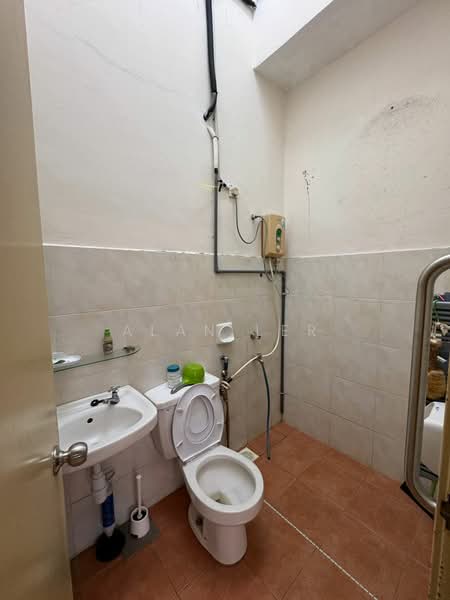 Rumah Teres 1 Tingkat untuk Dijual di Taman Pelangi Indah (Ulu Tiram) - Alan Ler - Bathroom - PropertyGuru.com.my