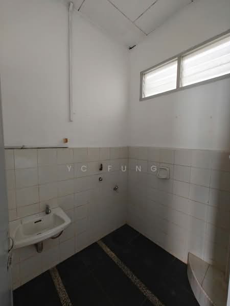 1-storey Terraced House for Rent in Taman Ungku Tun Aminah (Skudai) - YC Fung - Bathroom - PropertyGuru.com.my