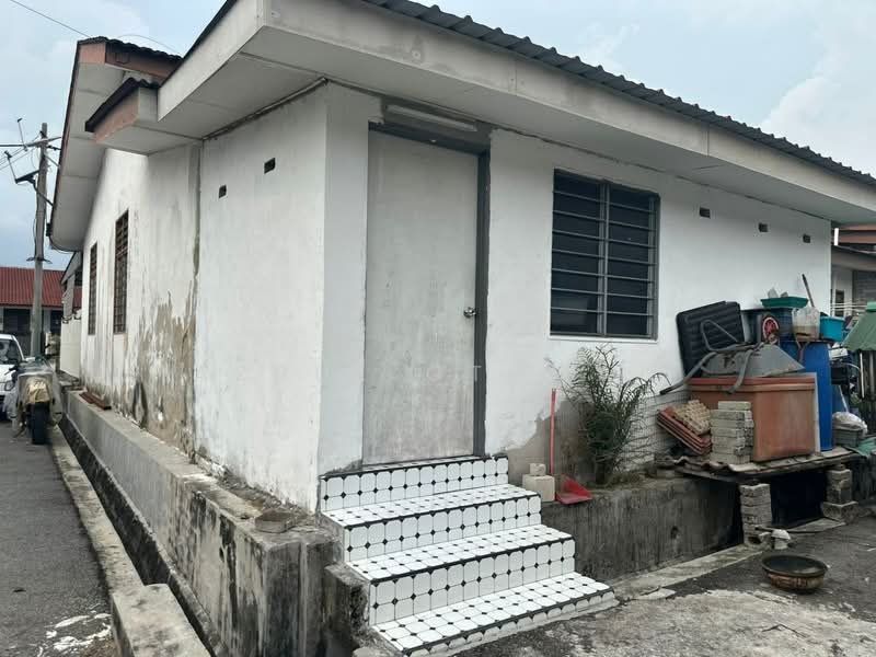 1-storey Terraced House for Sale in Lukut (Negeri Sembilan) - Azrul Othman - Exterior - PropertyGuru.com.my