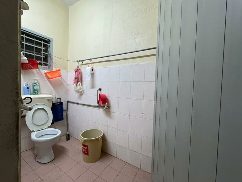 Semi-Detached House for Sale in Taman Spring Garden (Tanjong Kling) - Helen BF - Bathroom - PropertyGuru.com.my