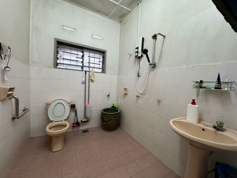 Semi-Detached House for Sale in Taman Spring Garden (Tanjong Kling) - Helen BF - Bathroom - PropertyGuru.com.my