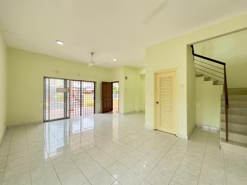 Rumah Teres 2 Tingkat untuk Dijual di Taman Bukit Subang (Shah Alam) - Yasmin Sulaiman - Living Room - PropertyGuru.com.my