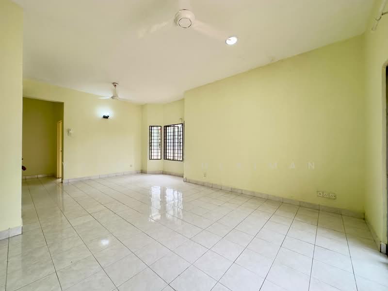Rumah Teres 2 Tingkat untuk Dijual di Taman Bukit Subang (Shah Alam) - Yasmin Sulaiman - Living Room - PropertyGuru.com.my