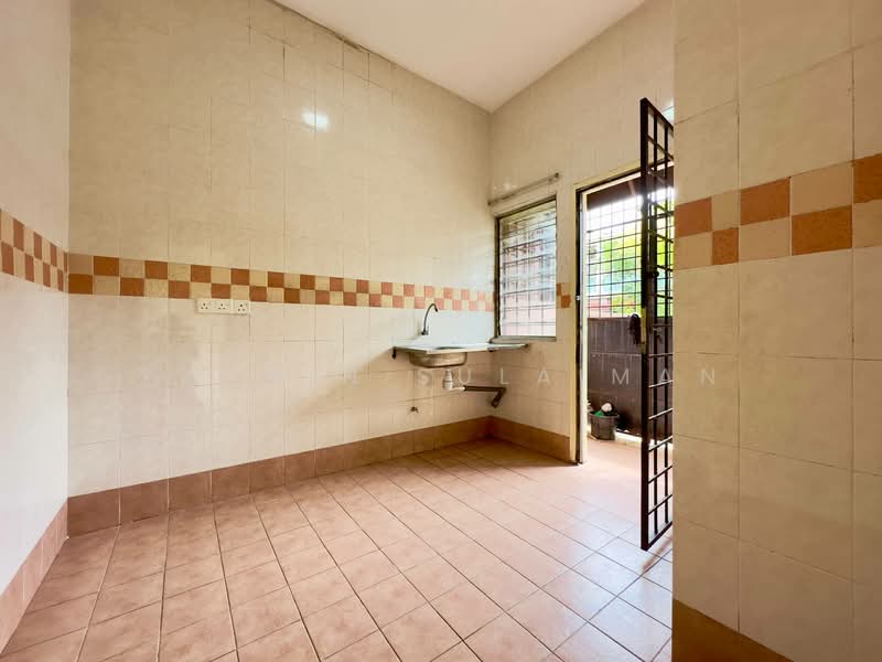 Rumah Teres 2 Tingkat untuk Dijual di Taman Bukit Subang (Shah Alam) - Yasmin Sulaiman - Kitchen - PropertyGuru.com.my