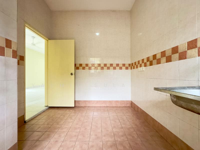 Rumah Teres 2 Tingkat untuk Dijual di Taman Bukit Subang (Shah Alam) - Yasmin Sulaiman - Kitchen - PropertyGuru.com.my
