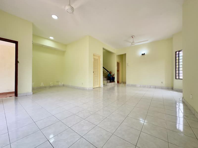Rumah Teres 2 Tingkat untuk Dijual di Taman Bukit Subang (Shah Alam) - Yasmin Sulaiman - Living Room - PropertyGuru.com.my