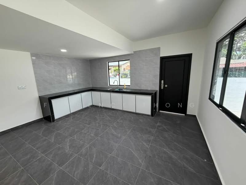 Rumah Teres 1 Tingkat untuk Dijual di Taman Dahlia (Tampoi) - Florence Thong - Kitchen - PropertyGuru.com.my