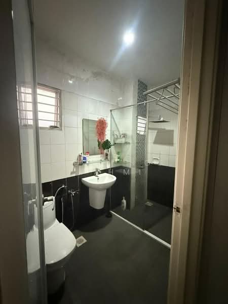 2-storey Terraced House for Sale in Taman Pinggiran Permata (Batu Caves) - Mohd Nor Fahmi - Bathroom - PropertyGuru.com.my