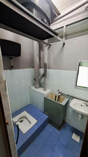 Apartment for Rent at Pangsapuri Indah Taman Air Tawar Indah C - AfiqHamzah . - Bathroom - PropertyGuru.com.my