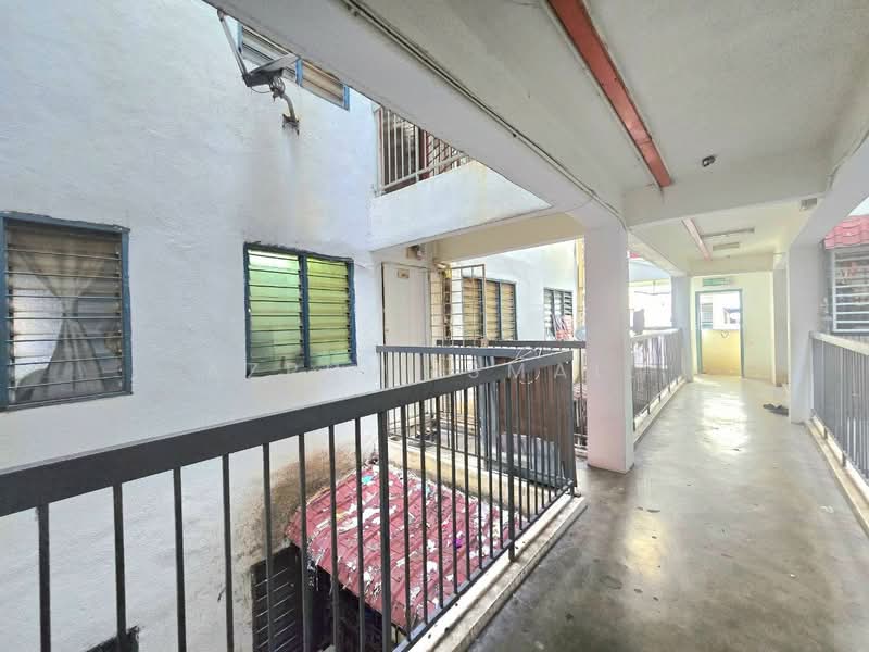 Apartment for Sale at Pangsapuri Damai - Azrul Ismail - Corridor - PropertyGuru.com.my