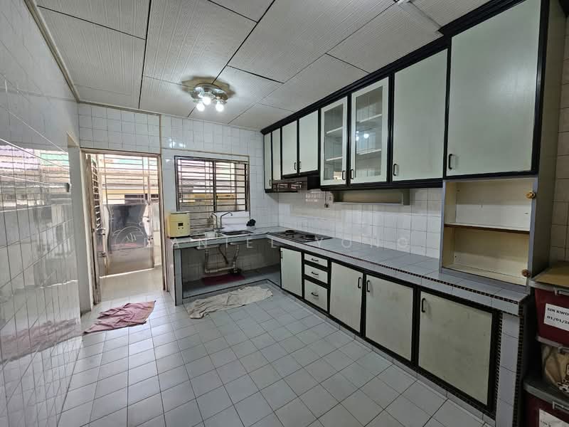 2-storey Terraced House for Sale in Taman Johor Jaya (Johor Bahru) - Daniel Yong - Kitchen - PropertyGuru.com.my