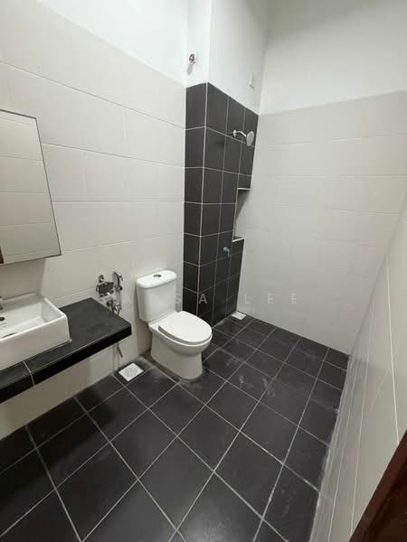 1-storey Terraced House for Sale in Taman Pelangi Indah (Ulu Tiram) - Sausa Lee - Bathroom - PropertyGuru.com.my