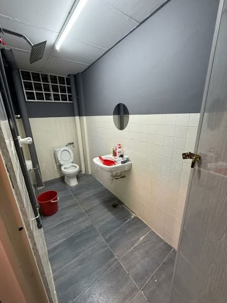 Shop / Office for Rent in Taman Sri Andalas (Klang) - Terence Lee - Bathroom - PropertyGuru.com.my