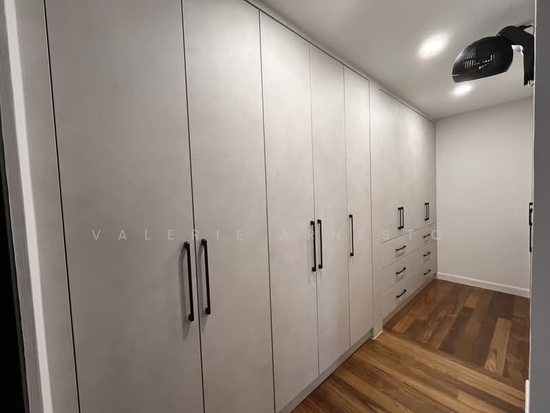 Kondominium untuk Dijual di Kiaramas Sutera - Valerie Arnesto - Master Bedroom Walk In Wardrobe - PropertyGuru.com.my