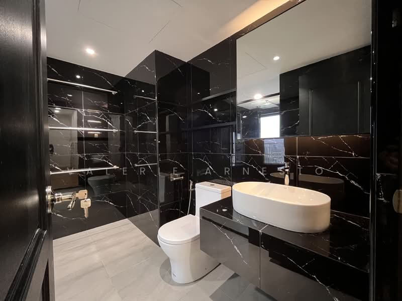 Kondominium untuk Dijual di Kiaramas Sutera - Valerie Arnesto - Master Bathroom - PropertyGuru.com.my