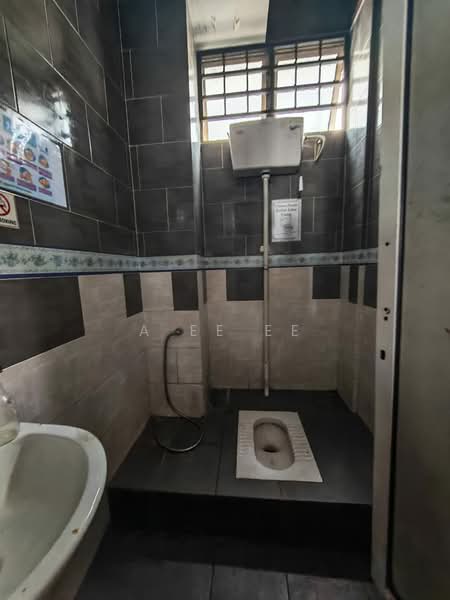 Kedai untuk Disewa di Bukit Jambul (Penang) - A Ee Ee - Bathroom - PropertyGuru.com.my
