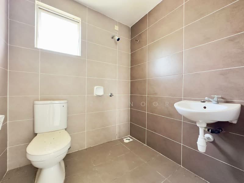 Semi-Detached House for Sale in Taman Desiran Bayu (Puchong) - Fazie Noor - Bathroom - PropertyGuru.com.my