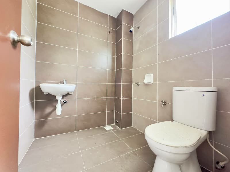 Semi-Detached House for Sale in Taman Desiran Bayu (Puchong) - Fazie Noor - Bathroom - PropertyGuru.com.my