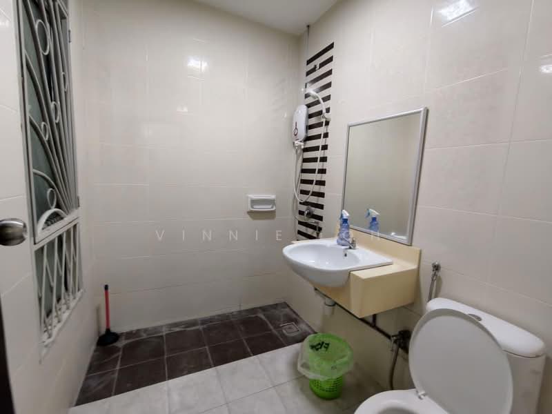 Kondominium untuk Disewa di The Brezza - Vinnie Loh - Bathroom - PropertyGuru.com.my