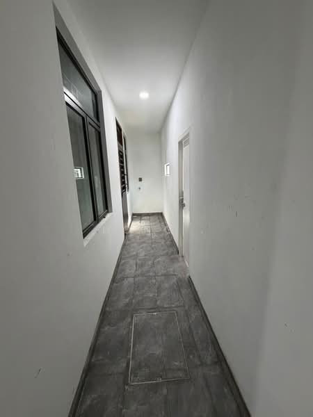 Rumah Teres 1 Tingkat untuk Dijual di Taman Pelangi Indah (Ulu Tiram) - Hong . - Corridor - PropertyGuru.com.my