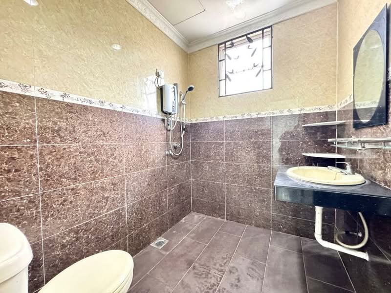Semi-Detached House for Sale in Subang Alam (Shah Alam) - muharni sawarin - Bathroom - PropertyGuru.com.my