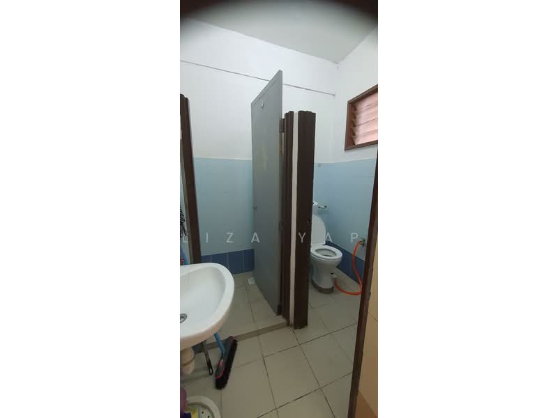 Pangsapuri untuk Dijual di Enggang Apartment - Liza Yap - Bathroom - PropertyGuru.com.my