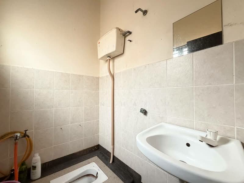 2-storey Terraced House for Sale in Bandar Nusaputra (Puchong) - Nazrin Hakimin - Bathroom - PropertyGuru.com.my