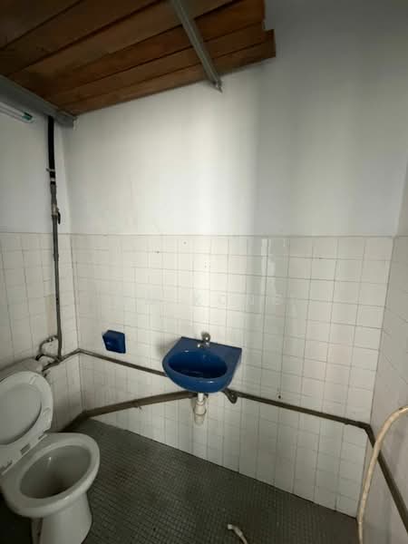 Shop / Office for Rent in BANDAR PUCHONG JAYA (Puchong) - CW Kong - Bathroom - PropertyGuru.com.my