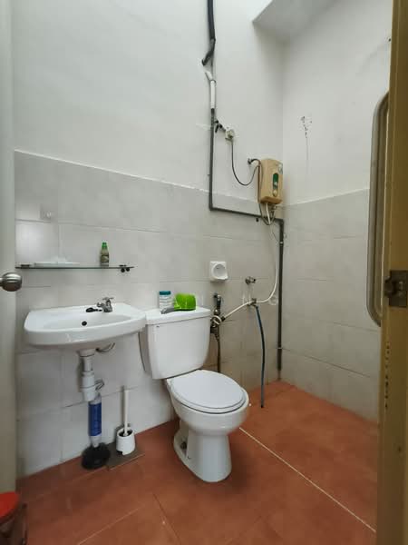 Rumah Teres untuk Dijual di Taman Pelangi Indah (Ulu Tiram) - Joan Ng - Bathroom - PropertyGuru.com.my