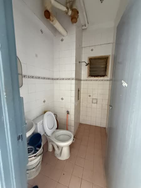 Pangsapuri untuk Disewa di Sri Teratai Apartment - Joey Wong - Bathroom - PropertyGuru.com.my