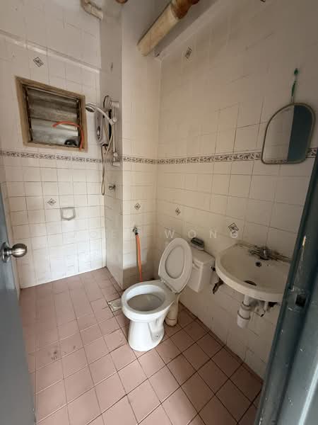 Pangsapuri untuk Disewa di Sri Teratai Apartment - Joey Wong - Bathroom - PropertyGuru.com.my