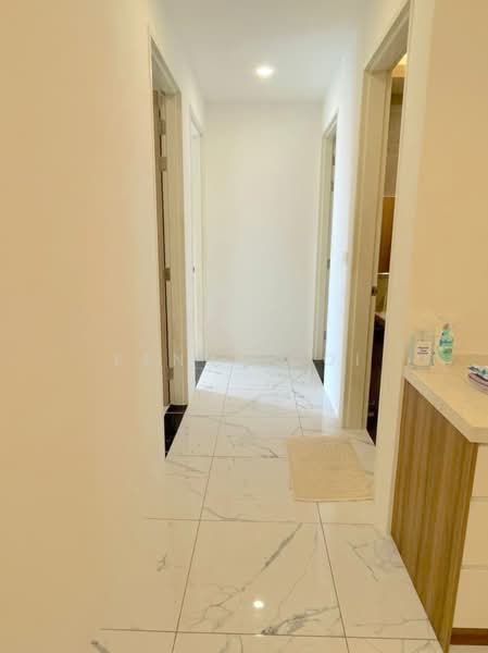 Kondominium untuk Disewa di QuayWest Residence - Kenny Ooi - Corridor - PropertyGuru.com.my