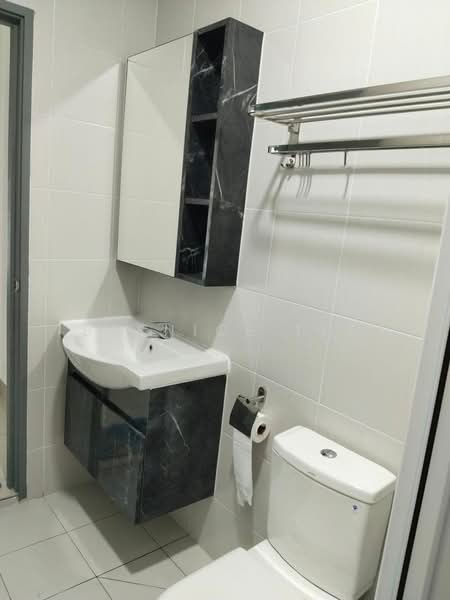 Servis Apartment untuk Dijual di Meridin Bayvue Serviced Apartment - Bernice Tee - Bathroom - PropertyGuru.com.my