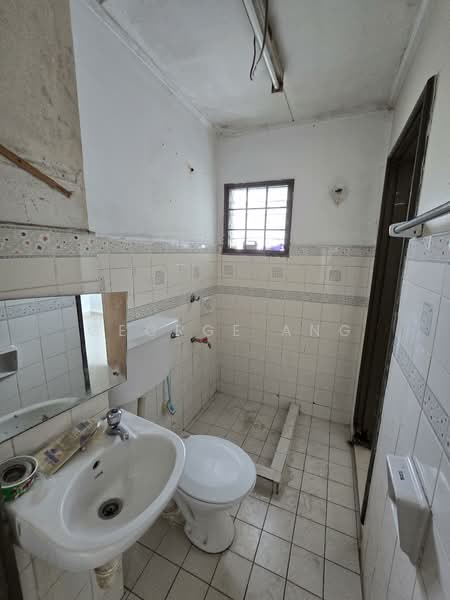 2-storey Terraced House for Sale in Bandar Kinrara Seksyen 1 (Bandar Kinrara) - George Ang - Bathroom - PropertyGuru.com.my