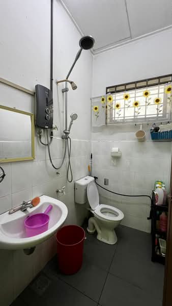 2-storey Terraced House for Sale in Taman Bersatu (Kulai) - Wayne Ng - Bathroom - PropertyGuru.com.my