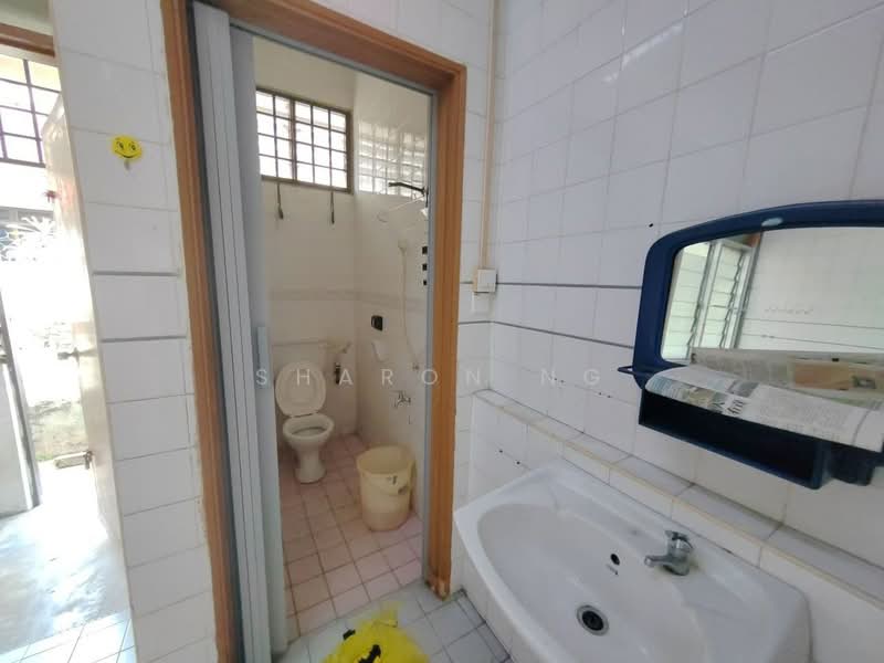 1-storey Terraced House for Sale in Taman Molek (Johor Bahru) - Sharon Ng - Bathroom - PropertyGuru.com.my