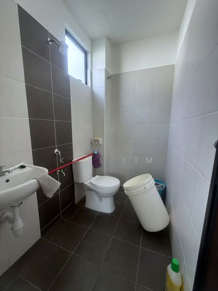 Rumah Teres 2 Tingkat untuk Dijual di Bandar Tiram (Ulu Tiram) - Karl Lim - Bathroom - PropertyGuru.com.my