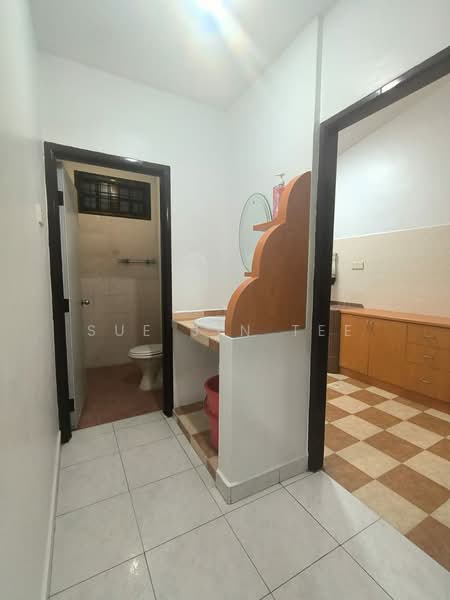 Rumah Teres 1.5 Tingkat untuk Disewa di Taman Pelangi Indah (Ulu Tiram) - Sue Jin Tee - Bathroom - PropertyGuru.com.my