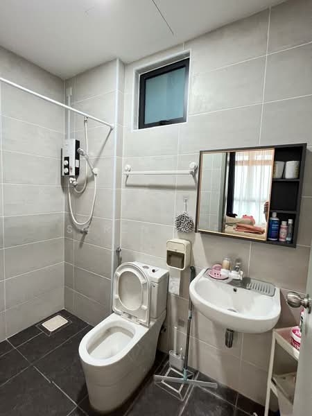 Servis Apartment untuk Disewa di B11 Parkland Residence - Serena Lee - Bathroom - PropertyGuru.com.my
