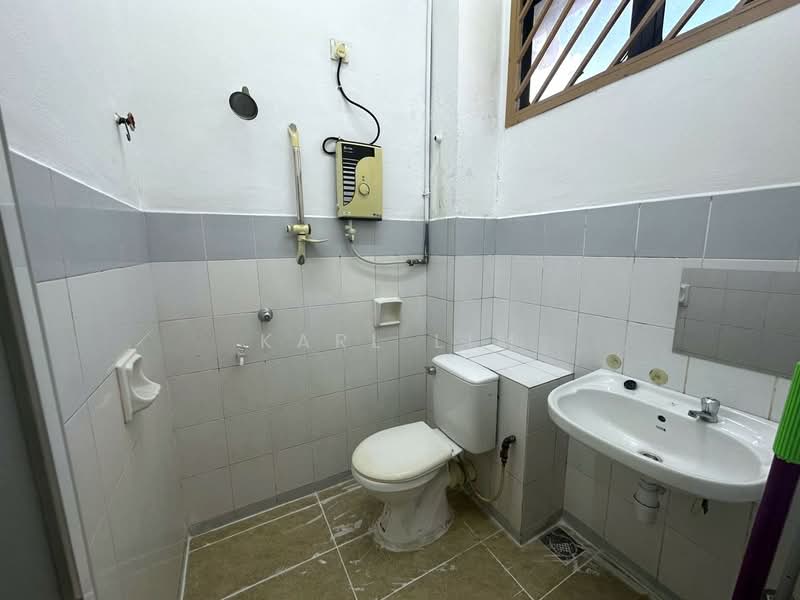 Rumah Teres 2 Tingkat untuk Dijual di Permas Jaya (Johor Bahru) - Karl Lim - Bathroom - PropertyGuru.com.my